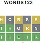 Żółte, szare i zielone litery tworzące słowa ułożone w siatkę pod napisem WORDS123
