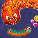 W kolorowej grafice widoczny jest duży, pomarańczowy wąż z potworną twarzą, mniejszy zielony robak, moneta, klejnot, gwiazda i dwa śmieszne stworzenia