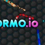 Kolorowe węże na ciemnym, sześciokątnym tle z napisem WORMO