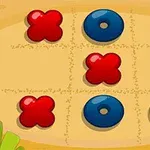 Czerwona i niebieska gra kółko i krzyżyk na beżowej planszy z wzorem pięciu ruchów, z zielonymi liśćmi w narożnikach