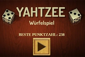 Dwie kości do gry, napis YAHTZEE Würfelspiel oraz wynik punktowy na drewnianym tle