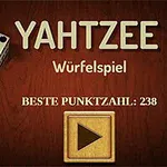 Dwie kości do gry, napis YAHTZEE Würfelspiel oraz wynik punktowy na drewnianym tle
