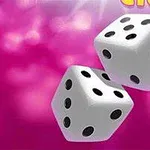 Dwa białe kości do gry z czarnymi oczkami na różowym tle