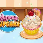 Babeczka z kremem, posypką i wiśnią na wierzchu obok kolorowego napoju z lodem i słomką na tle kuchennego blatu z napisem Yummy Cupcake