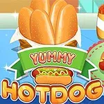 Hot dogi z dodatkami na stole z kolorowymi butelkami ketchupu i musztardy oraz napisem Yummy Hotdog