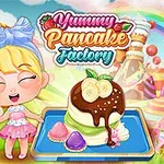 Dziewczynka z blond włosami w niebieskiej kokardzie uśmiecha się obok kolorowego talerza z naleśnikami, bananami i czekoladą w cukierkowej scenerii