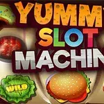 Kolorowy napis Yummy Slot Machine otoczony grafikami przedstawiającymi pączki, burgera, i inne słodycze