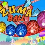 Kolorowe kulki na torze, z napisem Zuma Ball na tle wesołego miasteczka